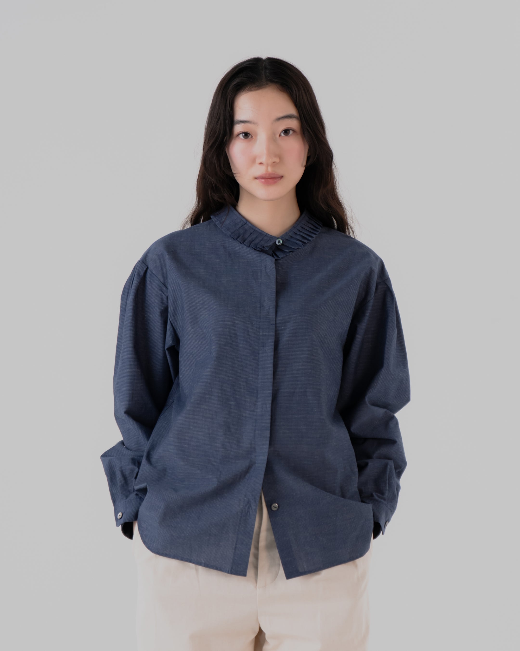 hazeラッフルカラーブラウス(ネイビー) – hatsutoki ONLINE STORE