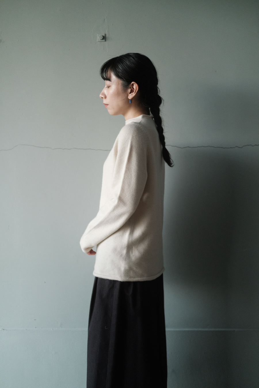 糸衣/ベビーカシミヤモックネックセーター UTSUGI(薄香/ペールベージュ)